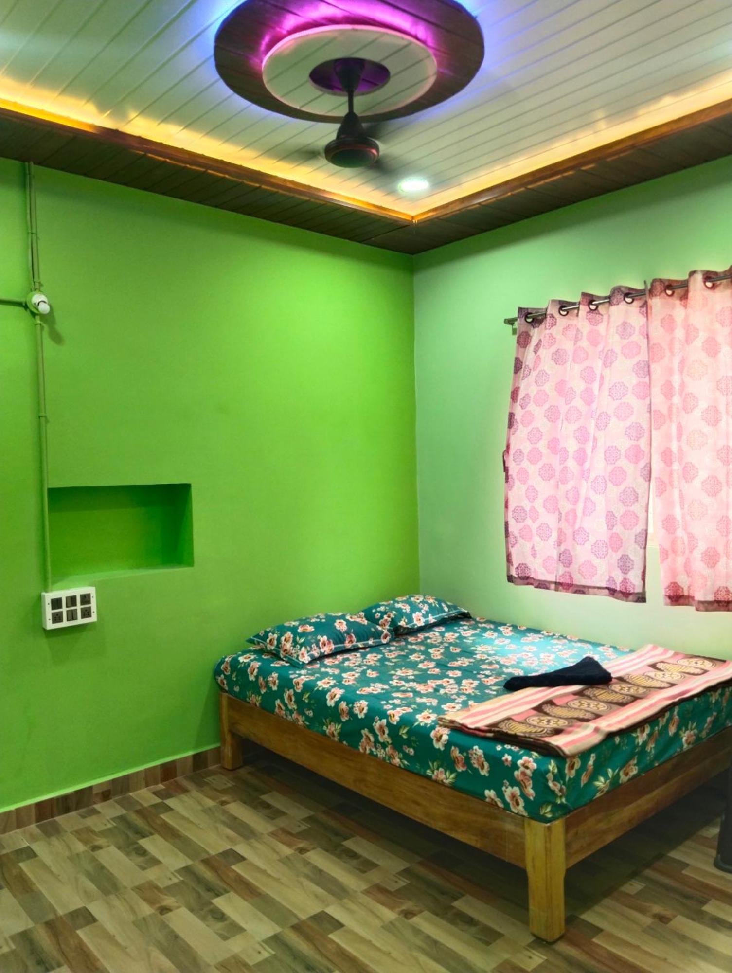 Funky Monkey Home Stay Hampi Exteriör bild
